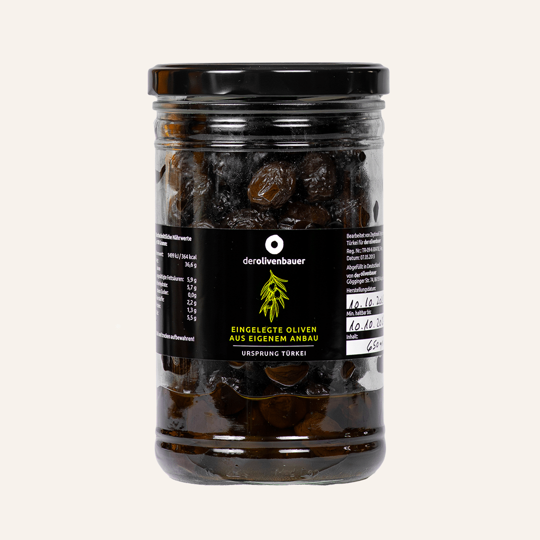 Schwarze Oliven eingelegt im hohen Glas.