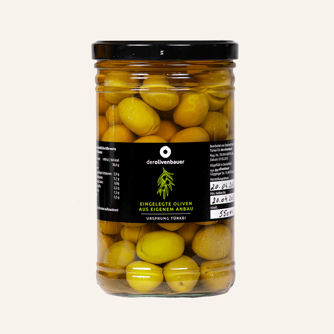 Grüne Oliven mit Stein im kleinen Glas.