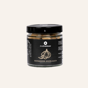 Schwarzer Knoblauch fermentiert in einem Glas