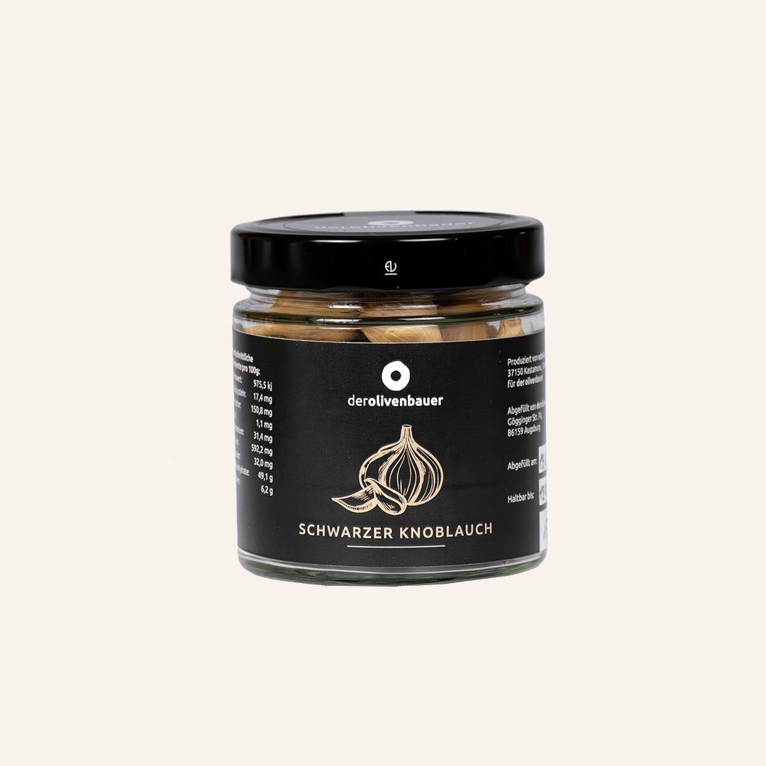 Schwarzer Knoblauch fermentiert in einem Glas