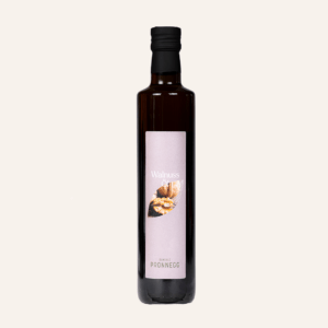 Steirisches Walnussöl kaltgepresst in dunkler Glasflasche vom Olivenbauer