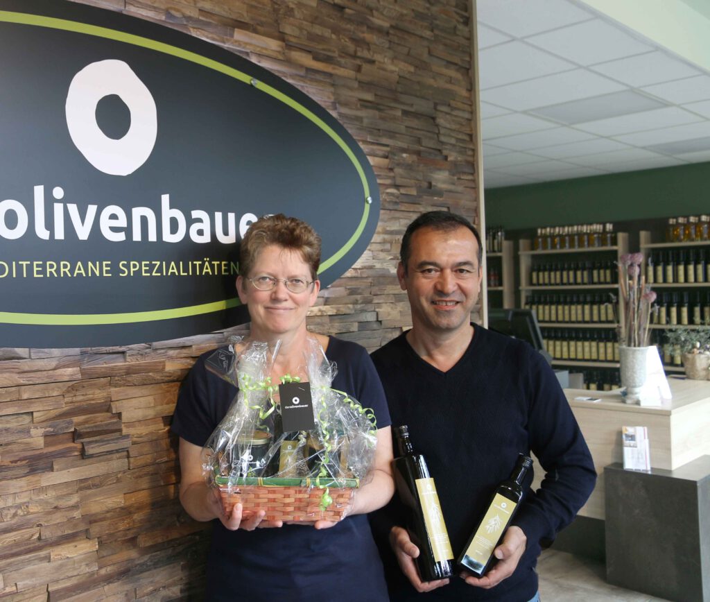 Birol Duran und seine Frau im Feinkostladen Der Olivenbauer in Augsburg