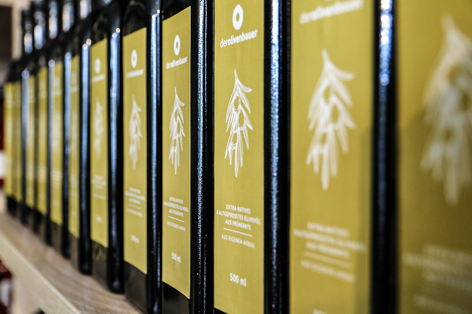 Olivenöl kaltgepresst extra nativ mit Etikett, direkt vom Feinkostladen in Augsburg